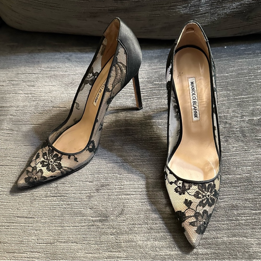 MANOLO BLAHNIK BLACK BB 105 LACE PUMPS - SIZE 39.5